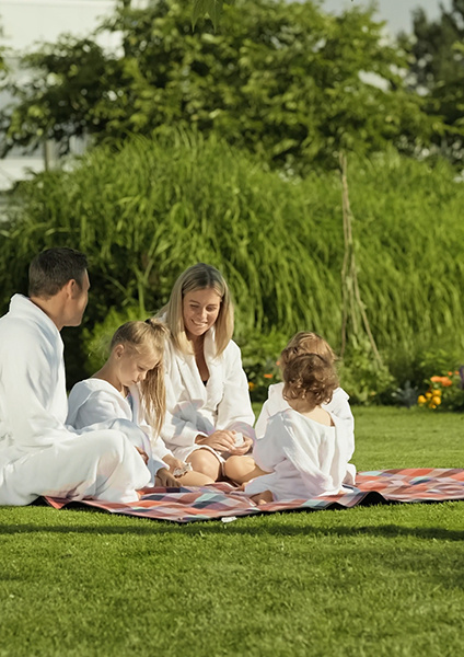 Web-Gallery 424 x 600 px_0004_2024-06-14-therme-zurzach-family-sommer-02-07-24-final (1).00_01_13_00.Standbild018