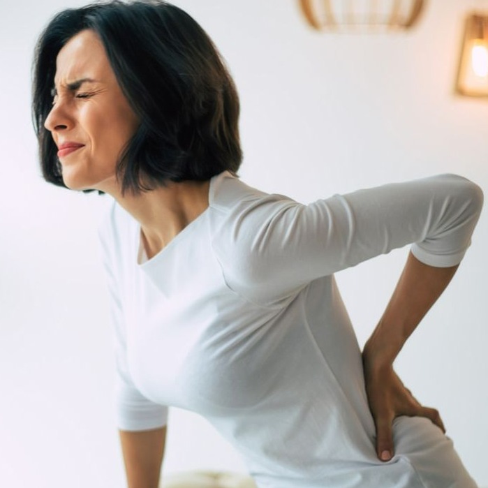 Eine Frau mit starken Rückenschmerzen