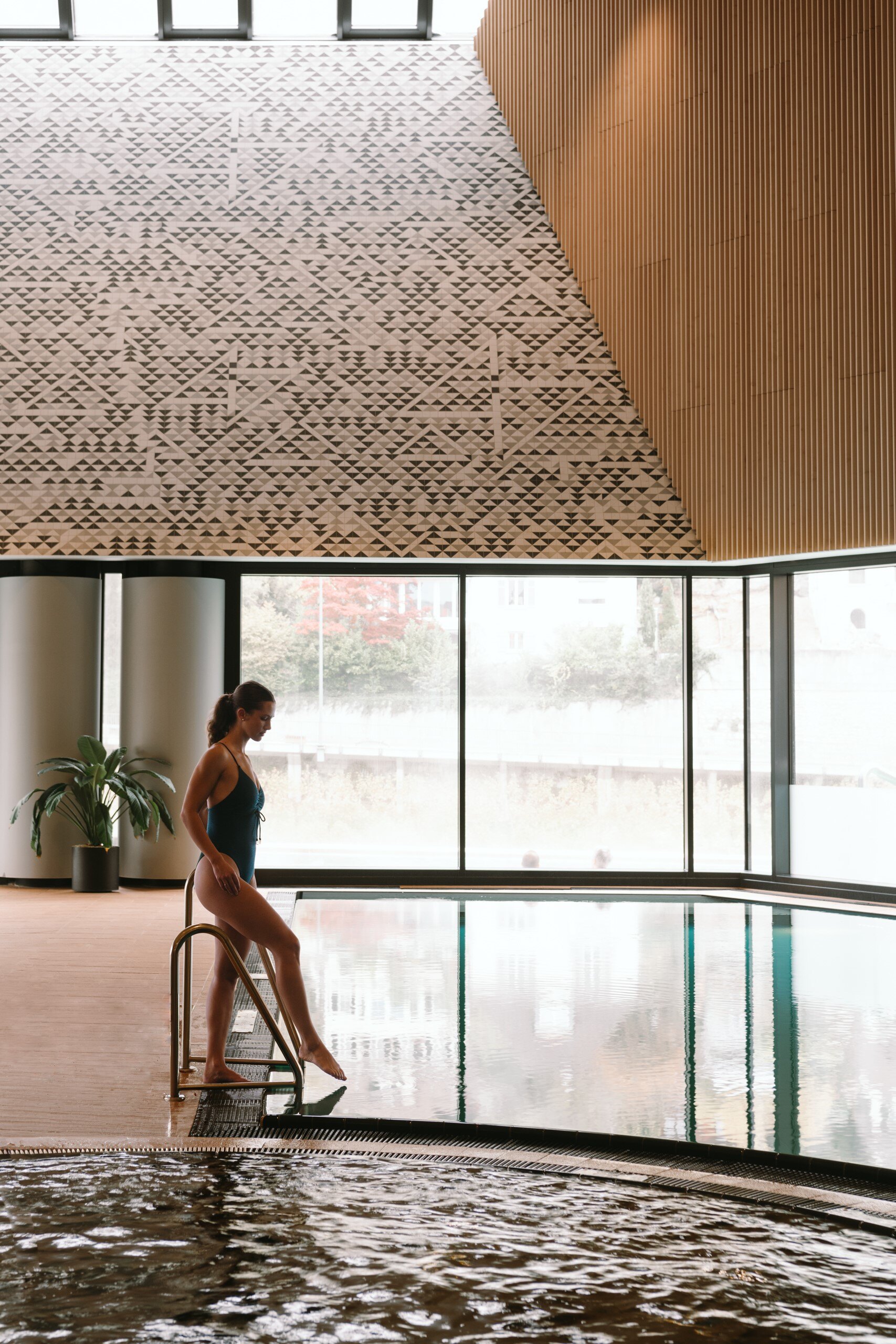 Innenbereich Thermalwasserbecken Wellness-Therme FORTYSEVEN (c) ThermalBaden AG