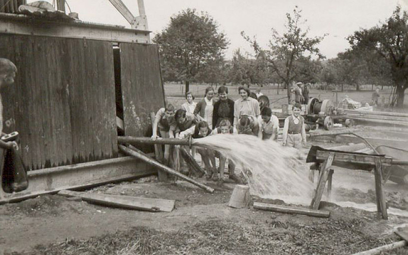 Zurzacher Jugend freut sich über Erbohrung Thermalwasser 1955