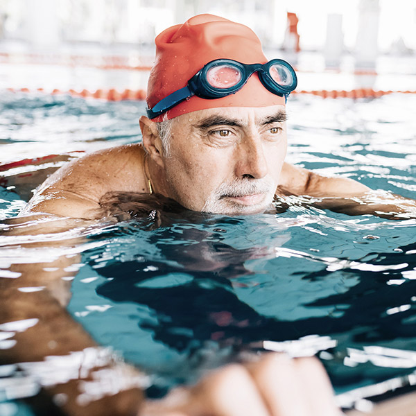 Mann schwimmt im Innenpool 