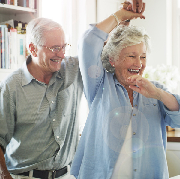 Älteres Paar hat Spass beim Tanzen in der Küche