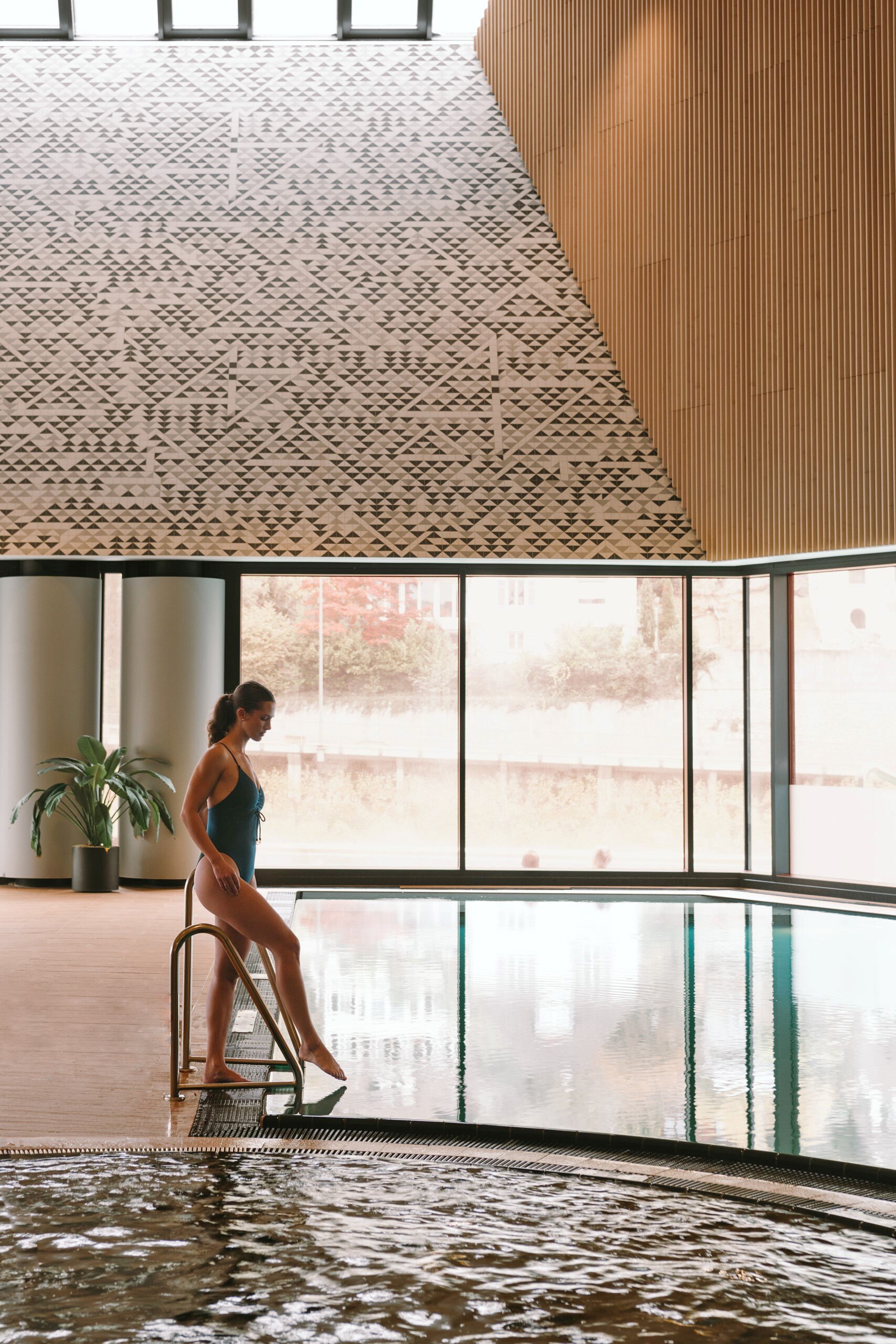 Innenbereich Thermalwasserbecken Wellness-Therme FORTYSEVEN (c) ThermalBaden AG Tobias Westen