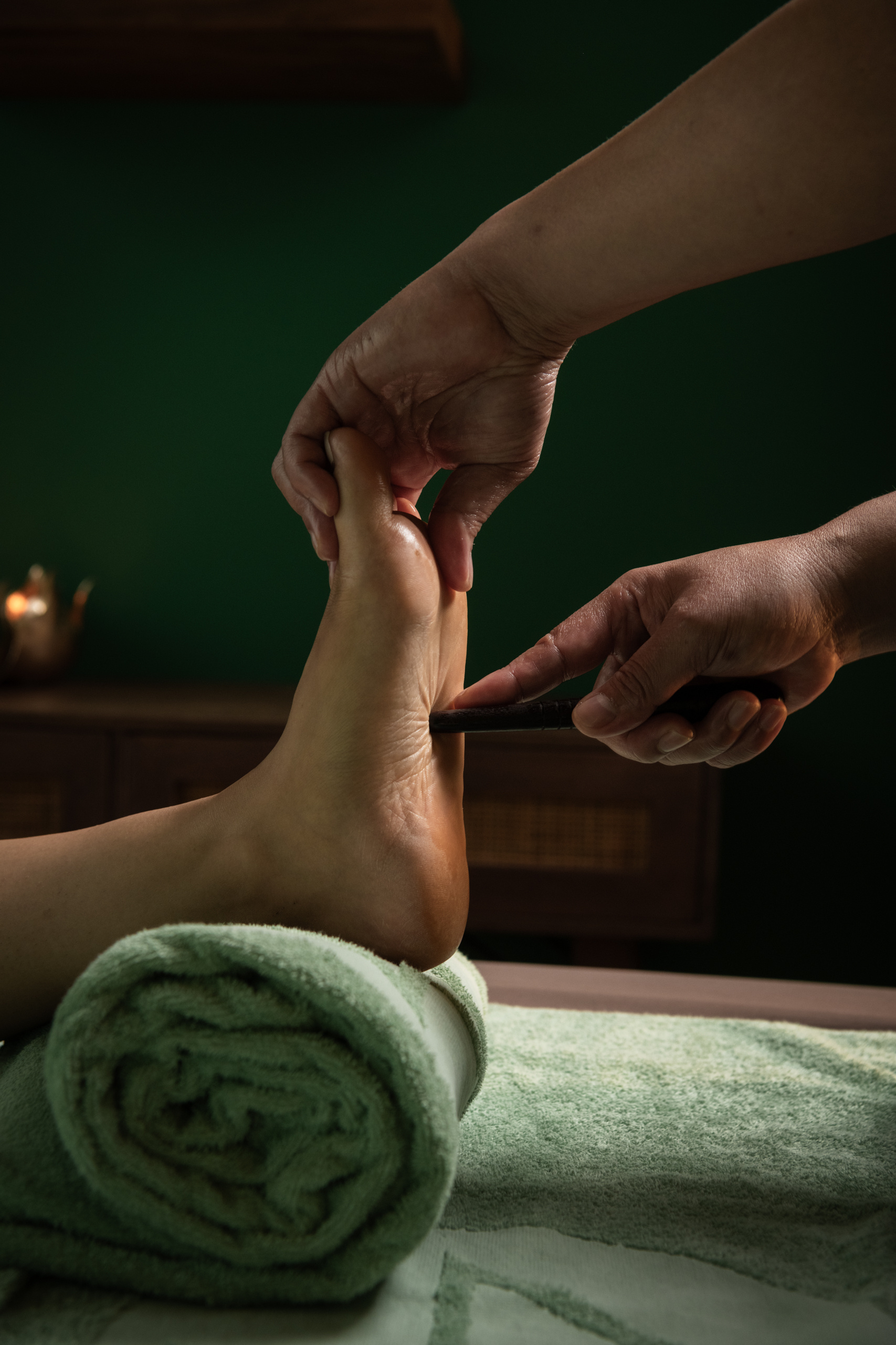 TBB_Thai_Massage_Fussmassage_mit_Holzstab